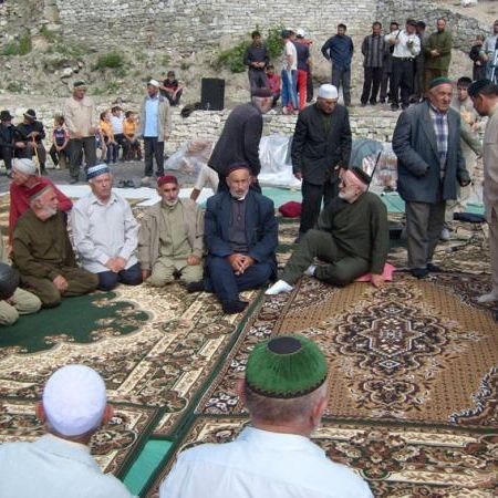 Проведение ритуала Зикр в местности зиярата Шейха Умархаджи